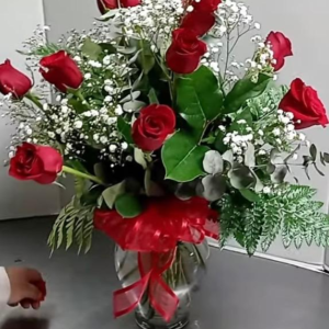 A Dozen Roses In A Glass Vase ( 0010 )