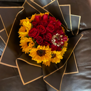 Bouquet of 1 & 1/2 Dozen Roses & 1 Dozen Sunflowers ( 0027 )